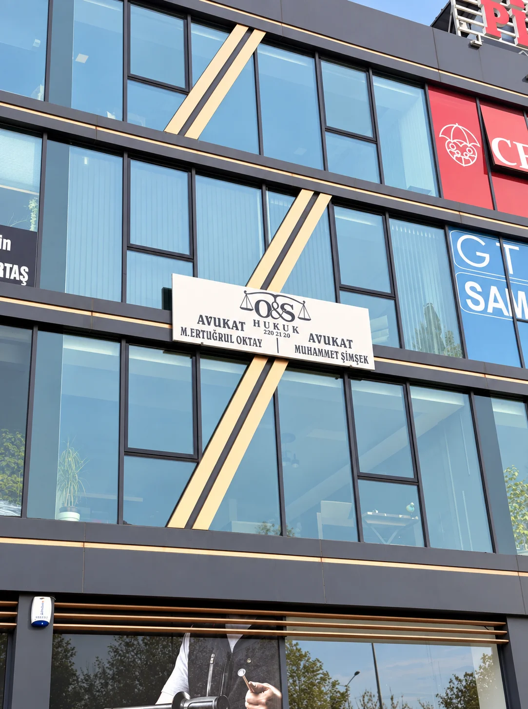 Anıllar Plaza dış cephesi ve O&S Hukuk büro tabelası